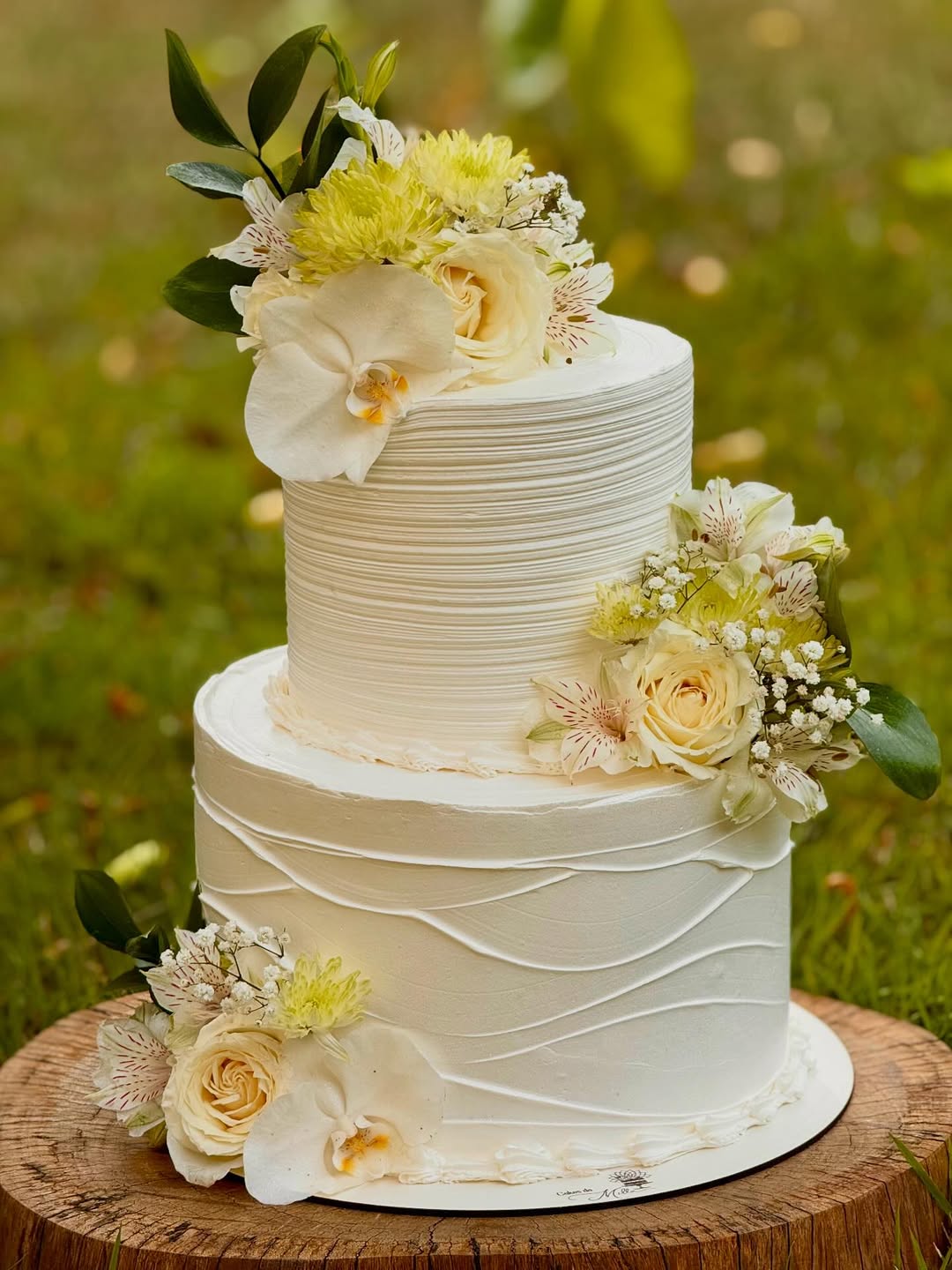 23 Stunning Two-Tier Wedding Cake Designs (2026) - Oh My Gut